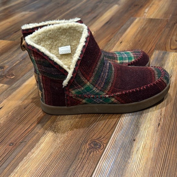 Sanuk Shoes - Sanuk Plaid Ankle Boots - Red and Green